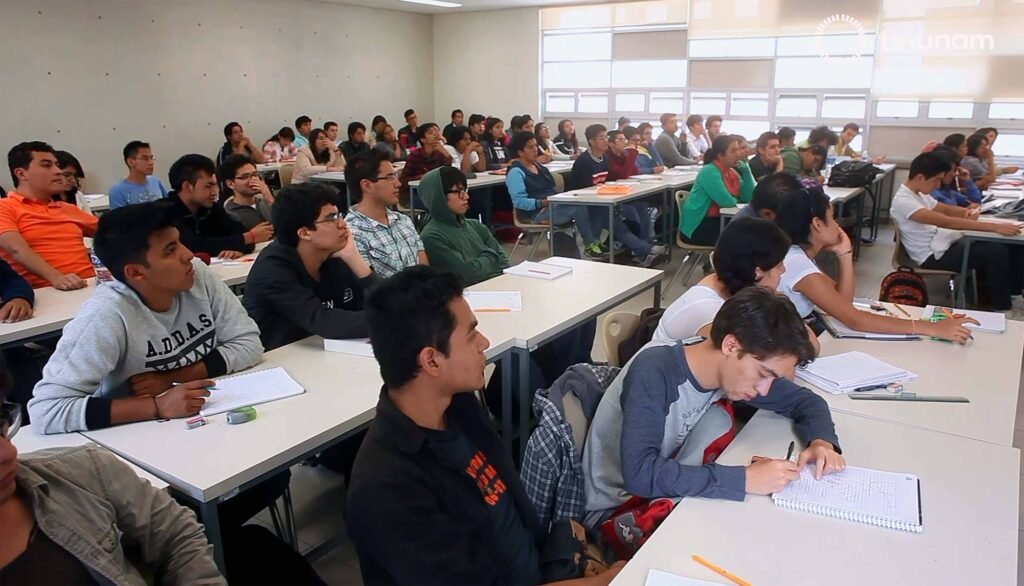 La Universidad dispone de una red de docentes y tutores, así como de diversos programas de orientación y servicios de apoyo emocional especializados en el cuidado de la salud de la comunidad estudiantil. Imagen DGCS UNAM