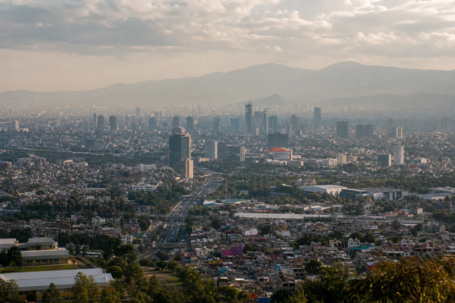 Bruma contaminante sobre la Zona Metropolitana del Valle de México tras el levantamiento de la contingencia por ozono