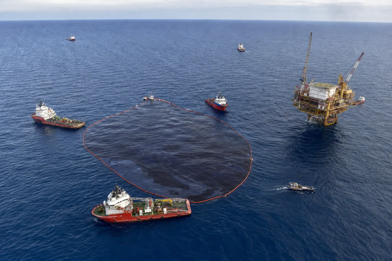 Embarcaciones realizan labores de contención frente a instalaciones petroleras en la Sonda de Campeche