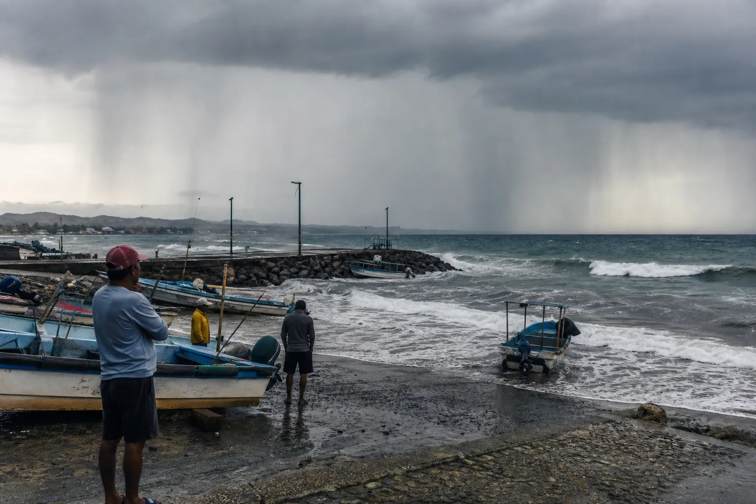 Oleaje elevado y lluvia en la costa del Pacífico mexicano durante el paso del huracán Polo