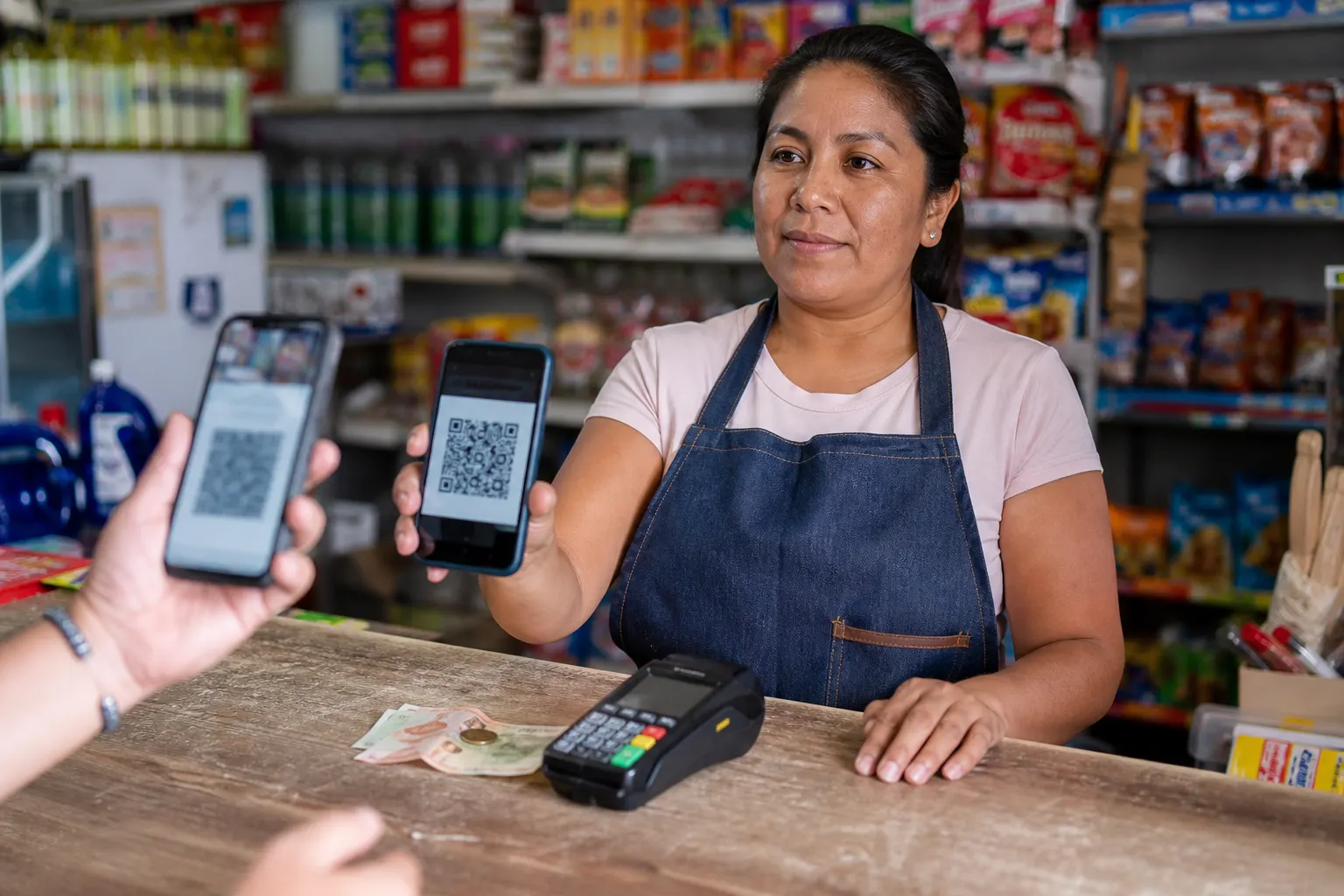 Pequeño comercio mexicano comparando cobros con efectivo, tarjeta y código QR